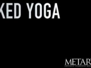 Desnudo yoga nena dedos su sweaty afeitada coño a un orgasmo