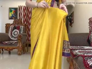 Ινδικό δέση bhabhi κουραστικός κίτρινος saree εμπρός του devar