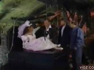 Unggul pengantin perempuan dalam stoking bdsm puss.