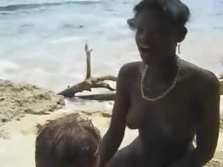 毛茸茸 非洲人 可爱 他妈的 欧元 buddy 在 该 海滩