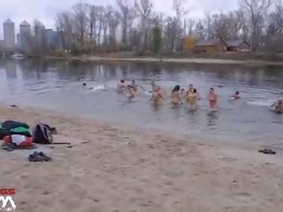 Skinnydipping सीफएनएम 2 - नग्न रशियन जोड़े winte